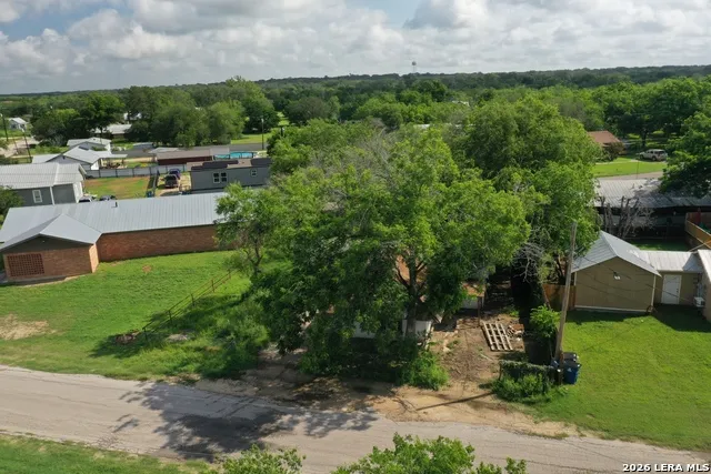 610 W Moore Ave Devine, TX 78016