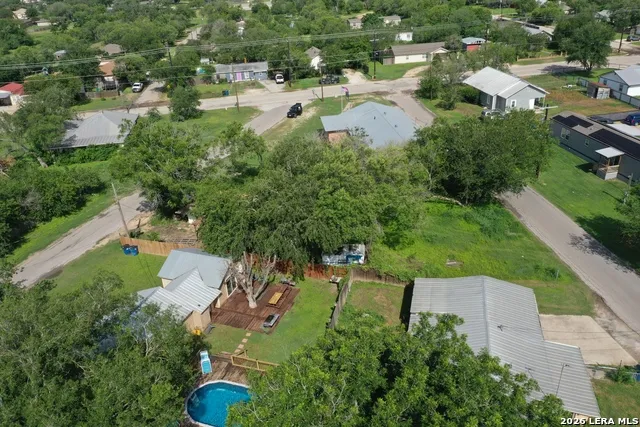 610 W Moore Ave Devine, TX 78016