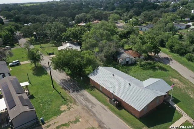 610 W Moore Ave Devine, TX 78016