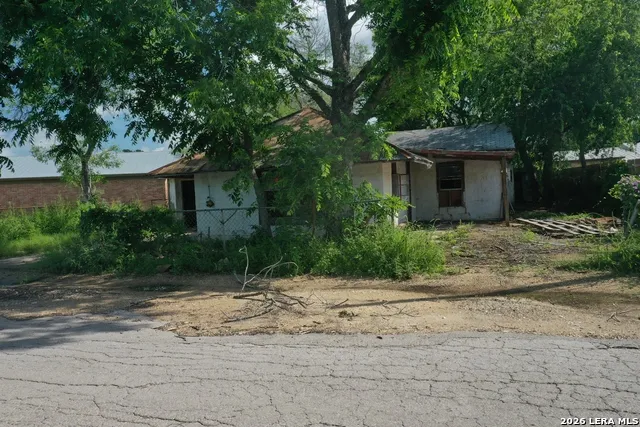 610 W Moore Ave Devine, TX 78016