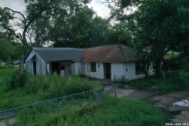 610 W Moore Ave Devine, TX 78016