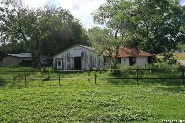 610 W Moore Ave Devine, TX 78016