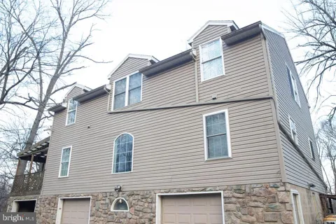 198 VALLEY LANE