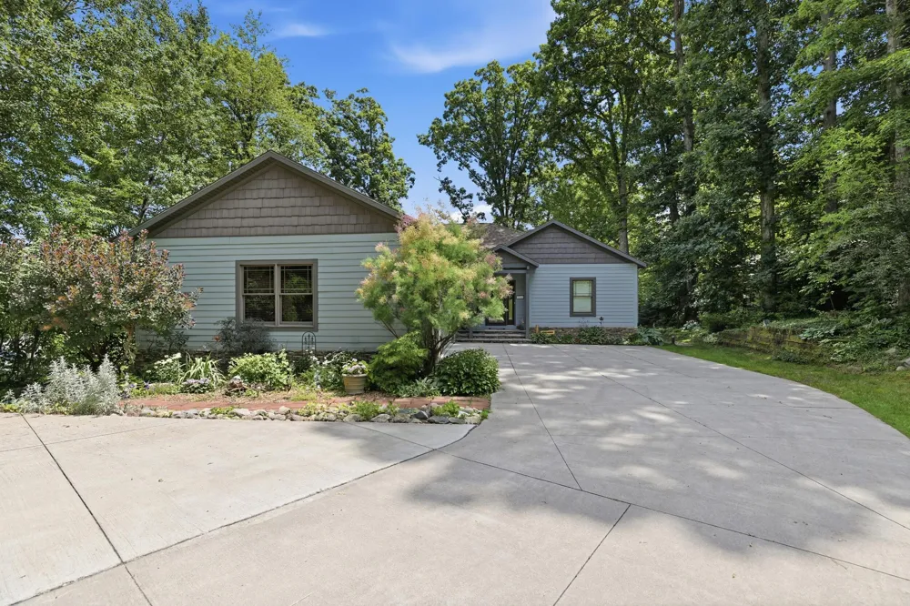 7352 Hallridge Drive NE Belding, MI 48809