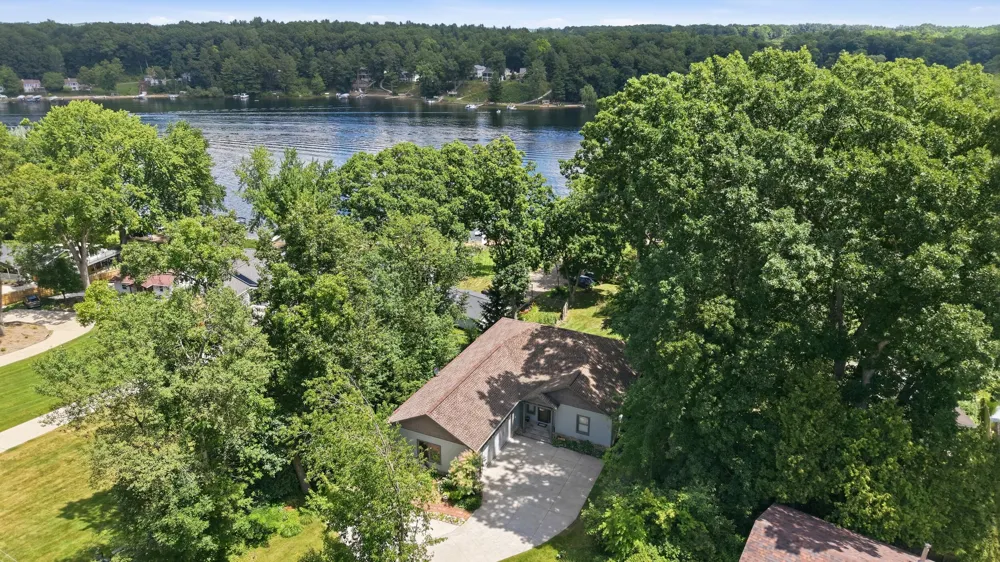 7352 Hallridge Drive NE Belding, MI 48809