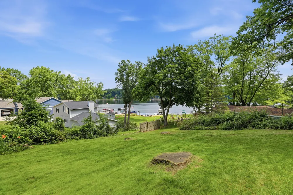 7352 Hallridge Drive NE Belding, MI 48809
