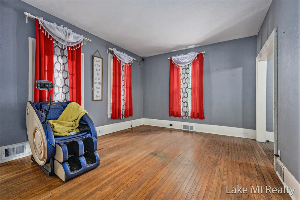426 W Bridge Street Plainwell City, MI 49080