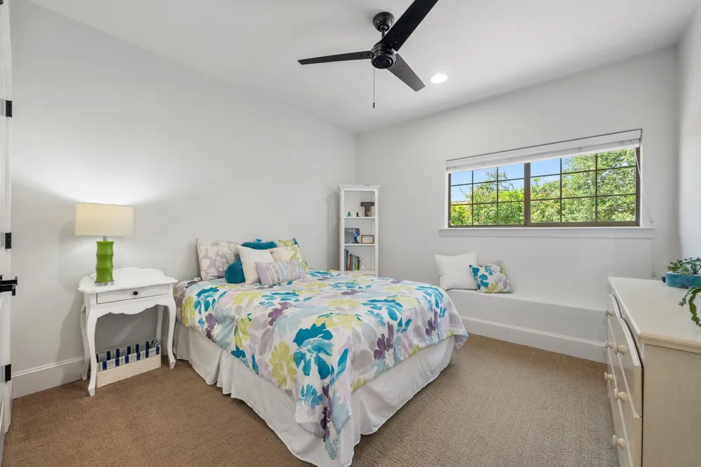 7 Sunview Road The Hills, TX 78738