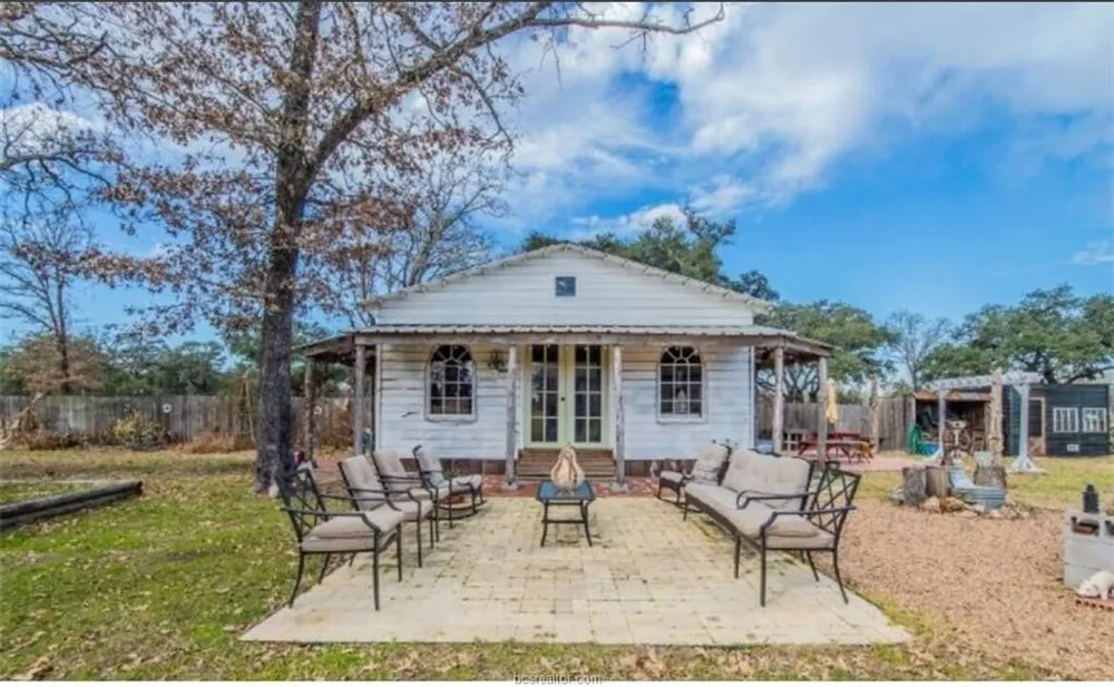 1102 Private Road 2332 Giddings, TX 78942