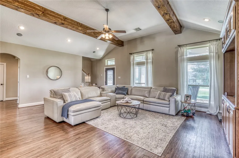 586 Ruby Drive Bellville, TX 77418