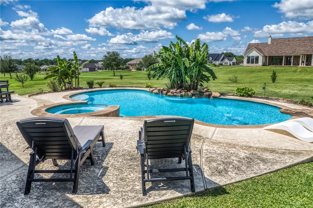 586 Ruby Drive Bellville, TX 77418