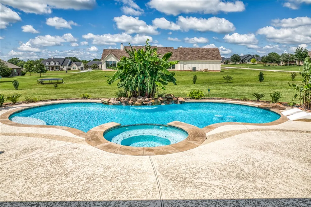 586 Ruby Drive Bellville, TX 77418