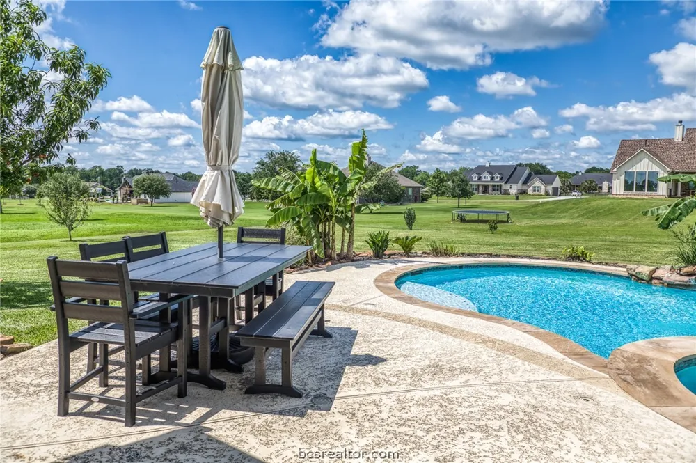 586 Ruby Drive Bellville, TX 77418
