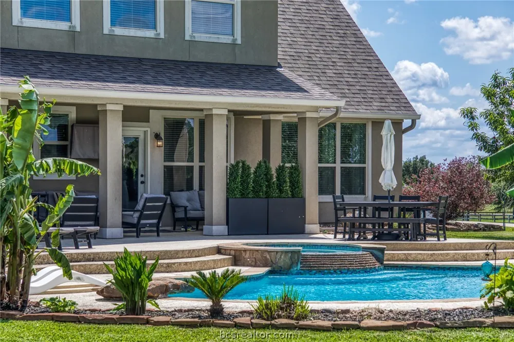 586 Ruby Drive Bellville, TX 77418