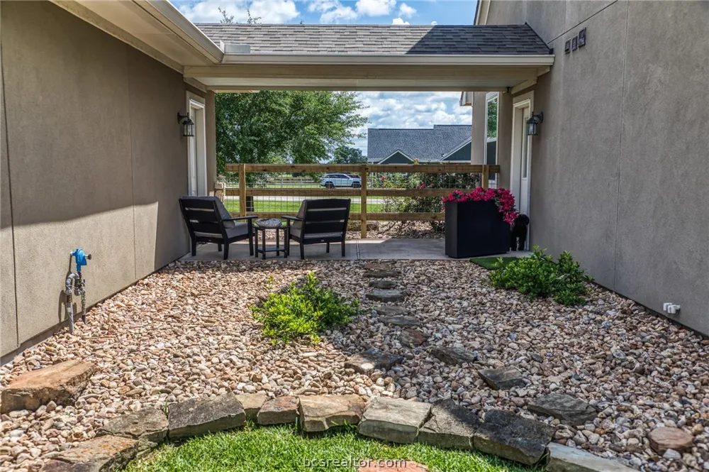 586 Ruby Drive Bellville, TX 77418