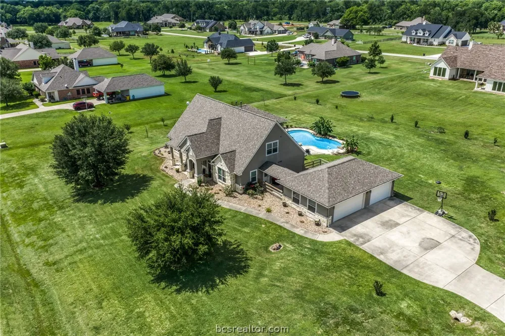 586 Ruby Drive Bellville, TX 77418