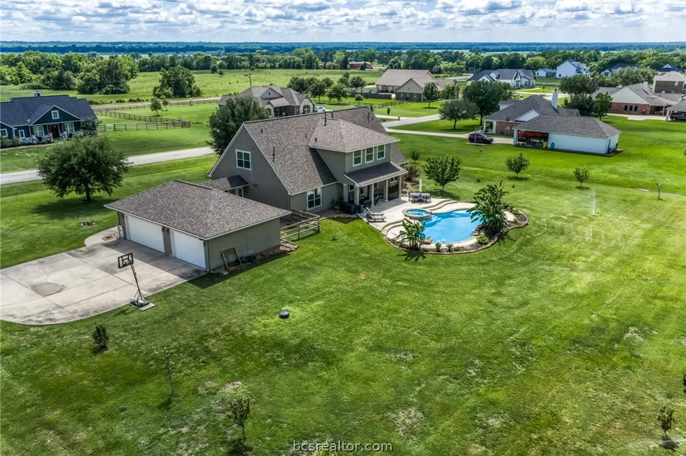586 Ruby Drive Bellville, TX 77418
