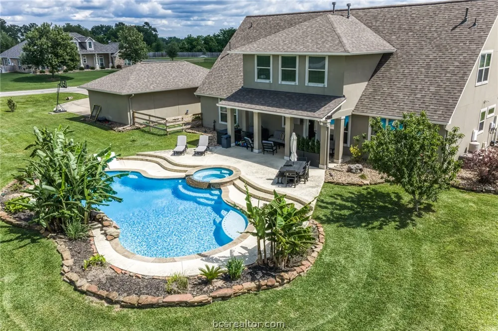 586 Ruby Drive Bellville, TX 77418