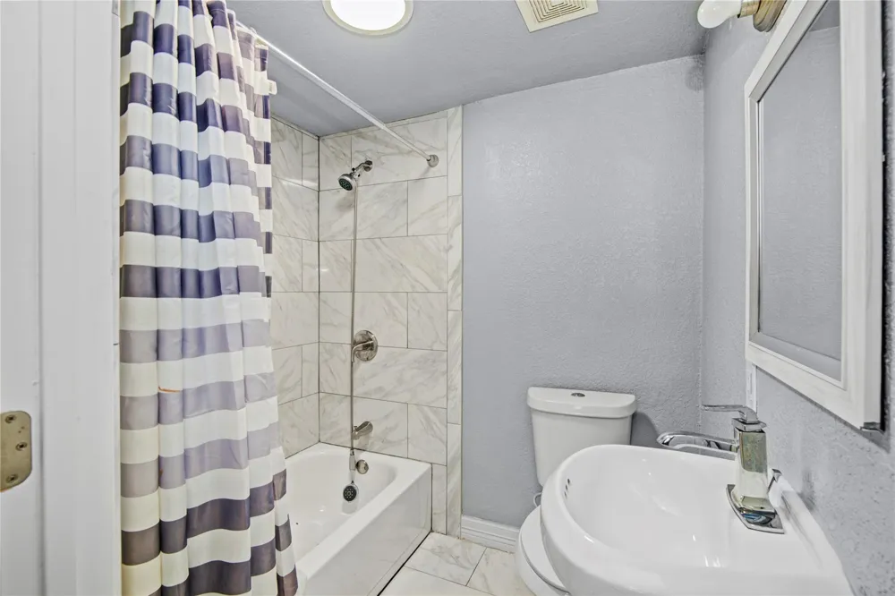 127 Huisache Street Lake Jackson, TX 77566