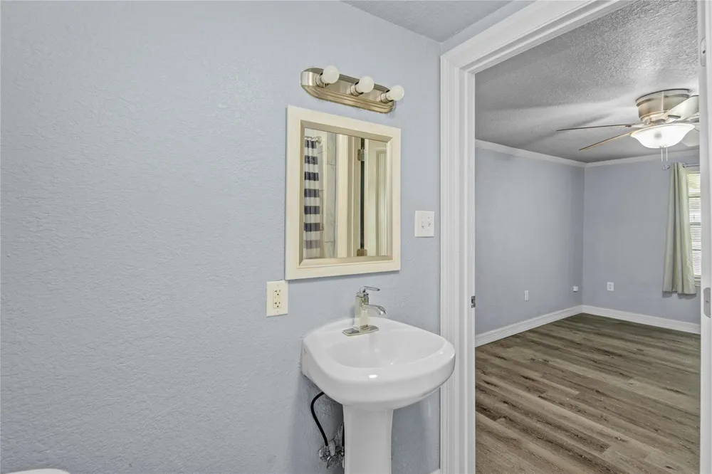 127 Huisache Street Lake Jackson, TX 77566