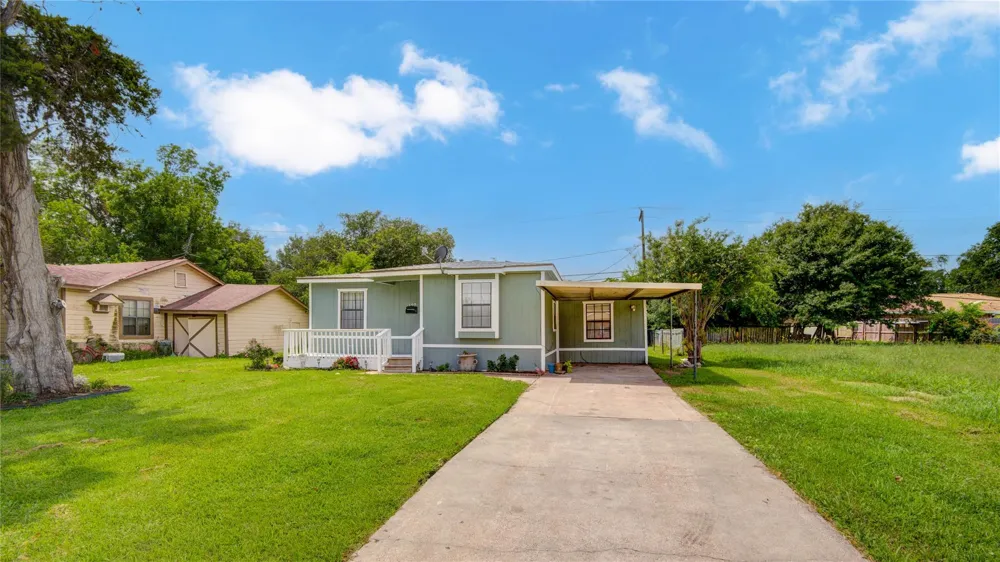127 Huisache Street Lake Jackson, TX 77566