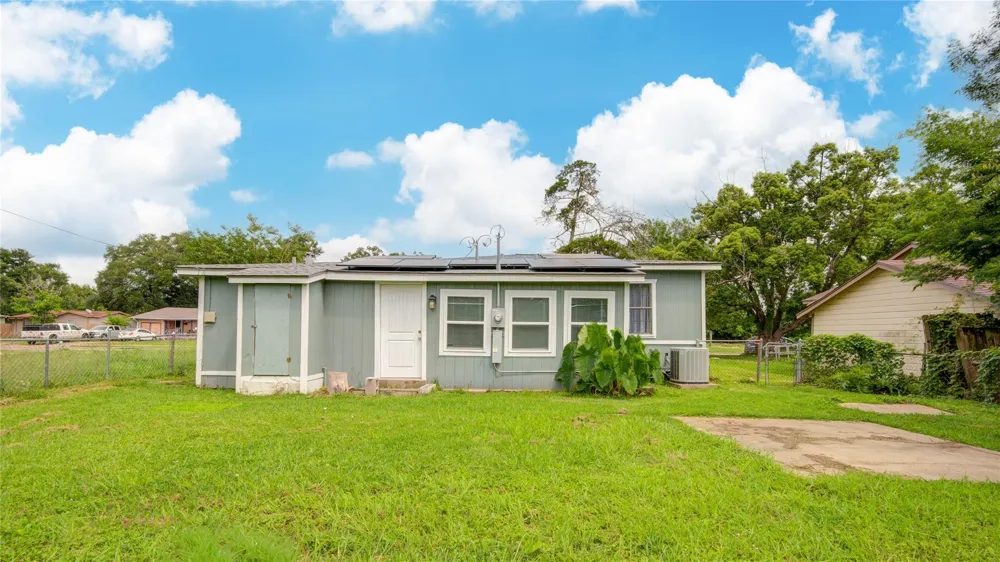 127 Huisache Street Lake Jackson, TX 77566