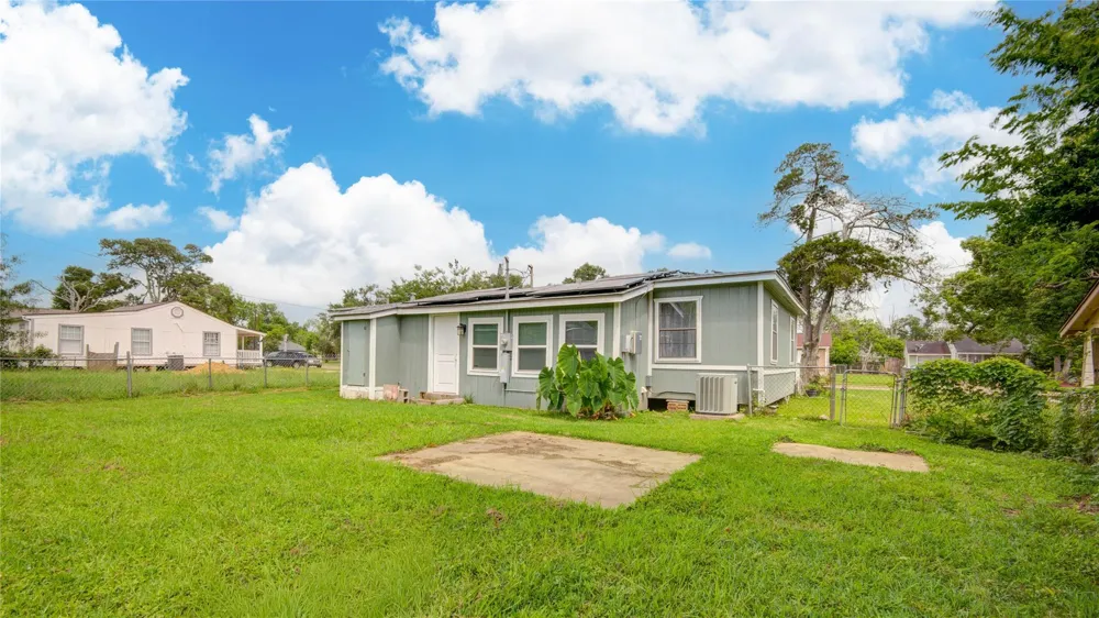 127 Huisache Street Lake Jackson, TX 77566