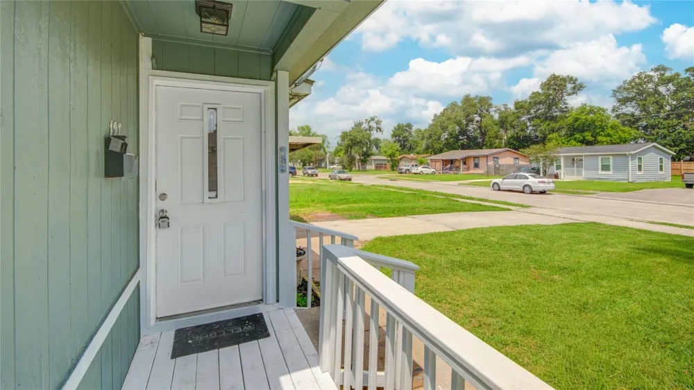 127 Huisache Street Lake Jackson, TX 77566