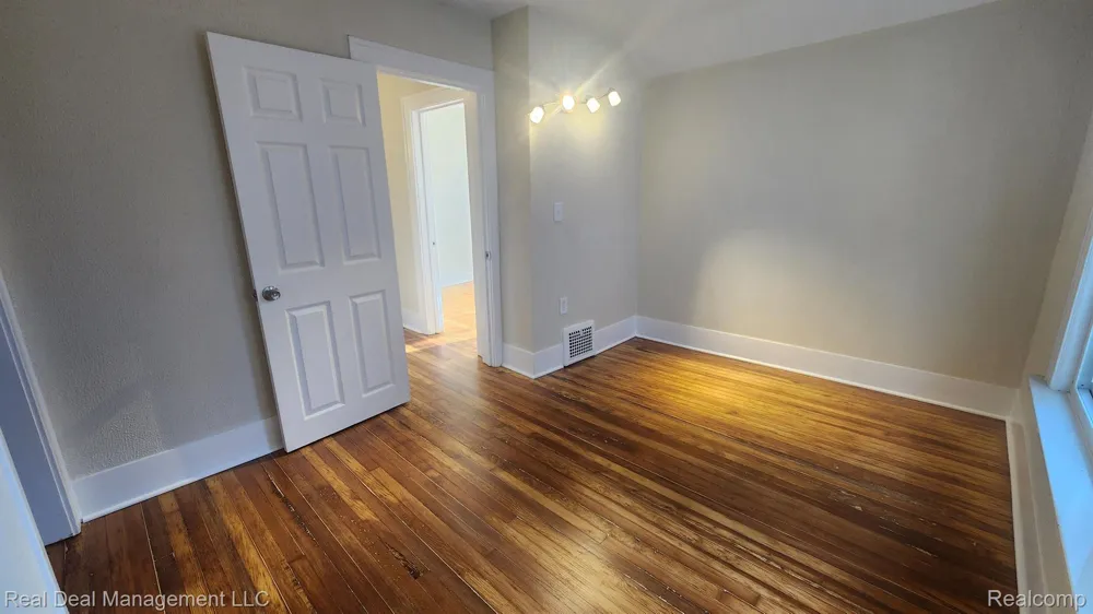 43 DWIGHT AVENUE Pontiac City, MI 48341