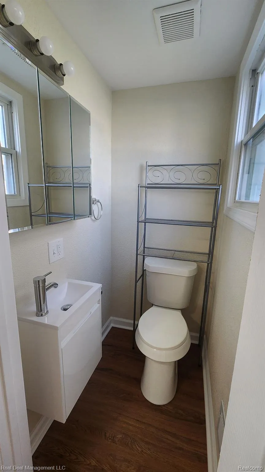 43 DWIGHT AVENUE Pontiac City, MI 48341