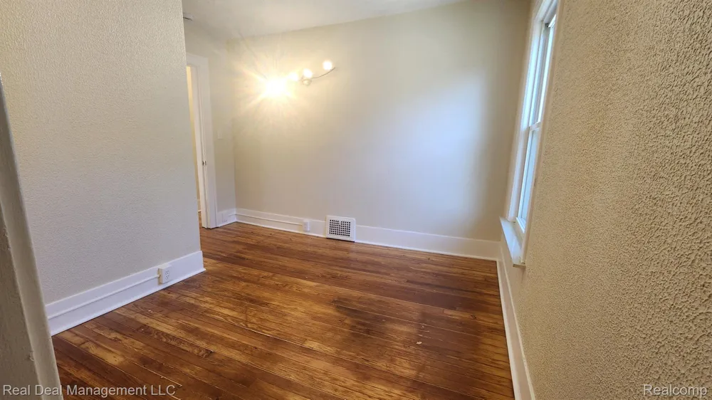 43 DWIGHT AVENUE Pontiac City, MI 48341