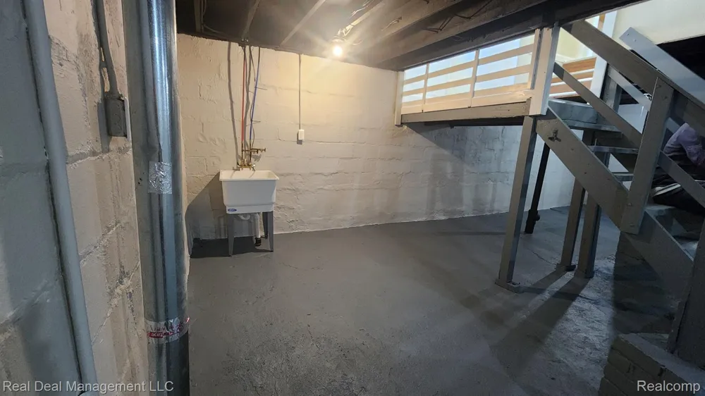 43 DWIGHT AVENUE Pontiac City, MI 48341