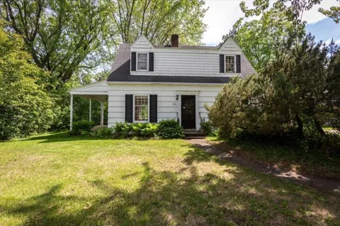 320 Elm Avenue W