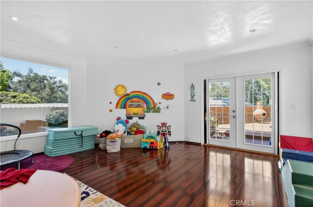 5625 TERRACE DRIVE La Crescenta, CA 91214