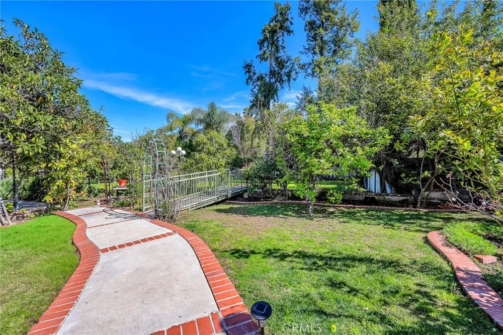 18423 Linnet Tarzana, CA 91356