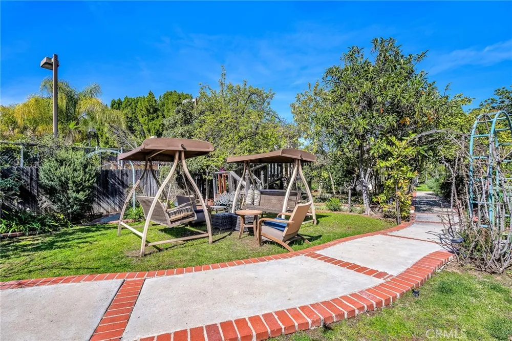 18423 Linnet Tarzana, CA 91356