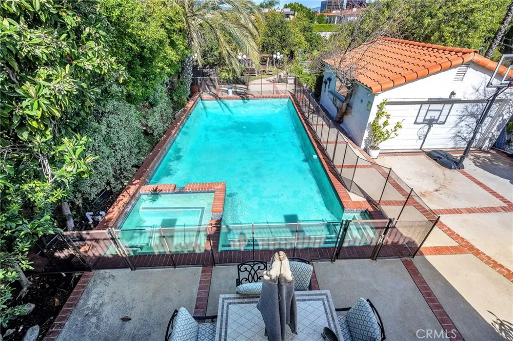 18423 Linnet Tarzana, CA 91356