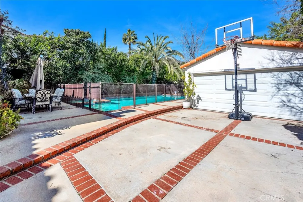 18423 Linnet Tarzana, CA 91356