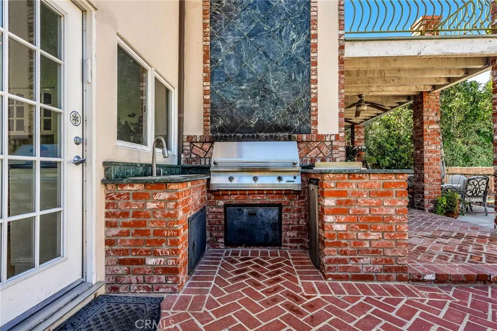 18423 Linnet Tarzana, CA 91356