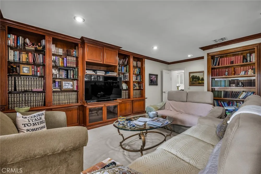 18423 Linnet Tarzana, CA 91356