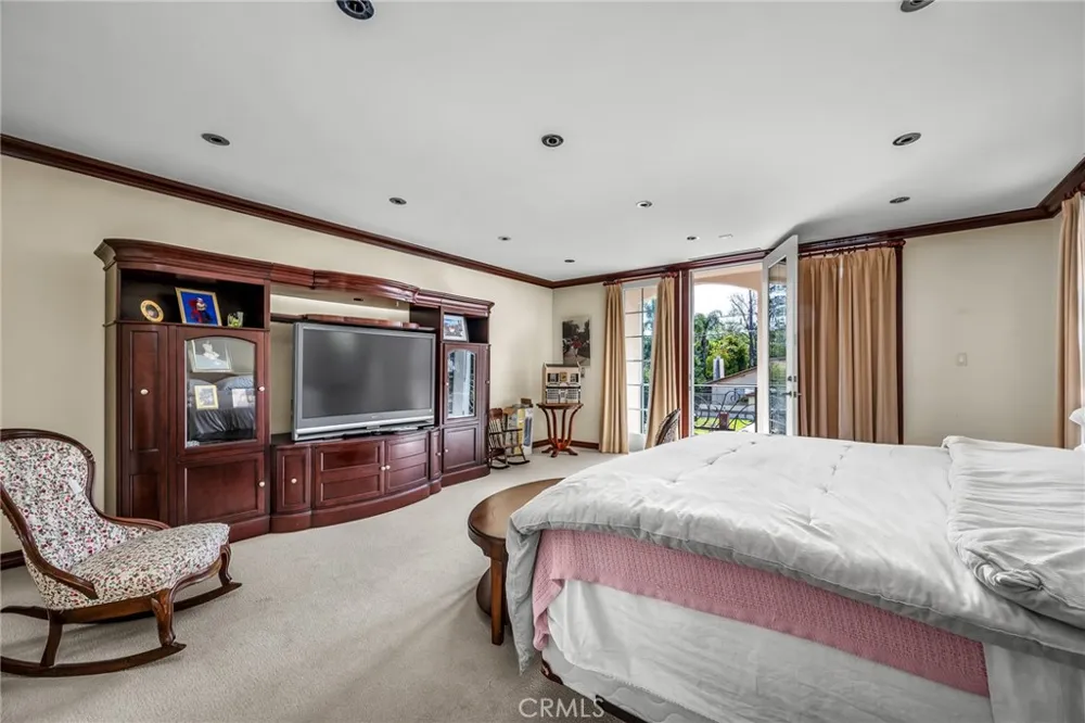 18423 Linnet Tarzana, CA 91356