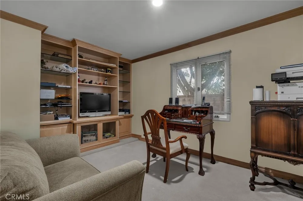 18423 Linnet Tarzana, CA 91356