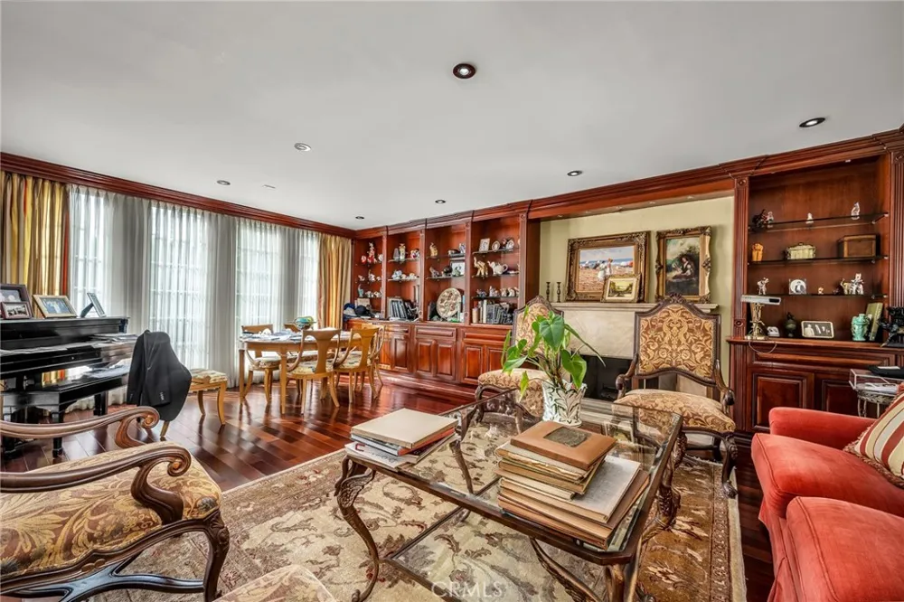 18423 Linnet Tarzana, CA 91356