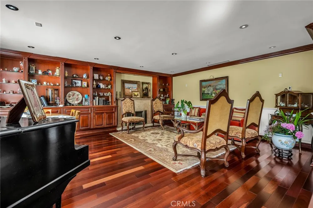 18423 Linnet Tarzana, CA 91356
