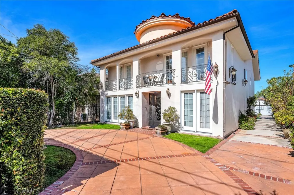 18423 Linnet Tarzana, CA 91356