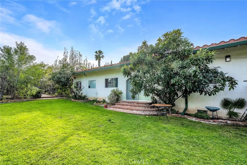 18423 Linnet Tarzana, CA 91356