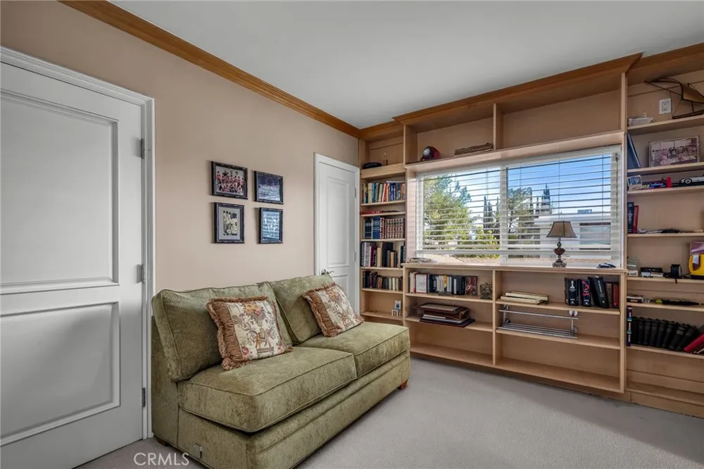 18423 Linnet Tarzana, CA 91356