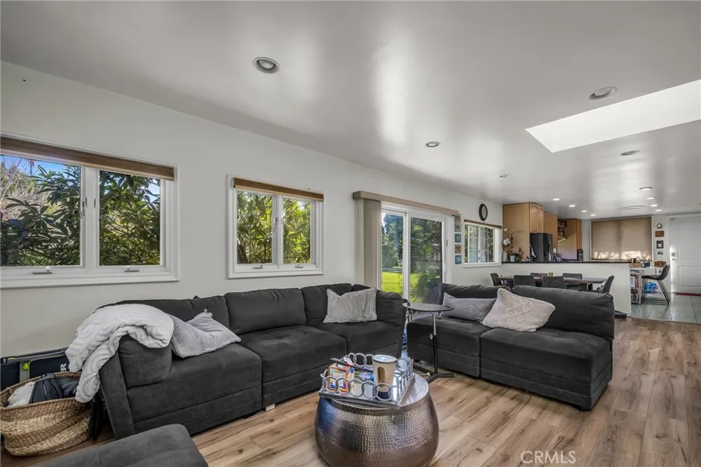 18423 Linnet Tarzana, CA 91356