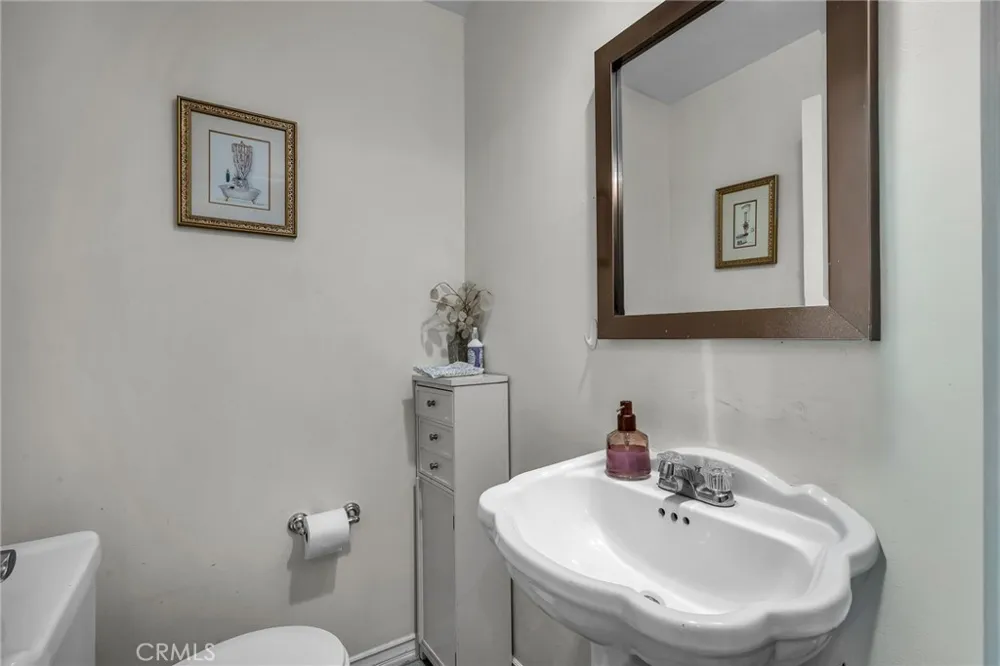 18423 Linnet Tarzana, CA 91356