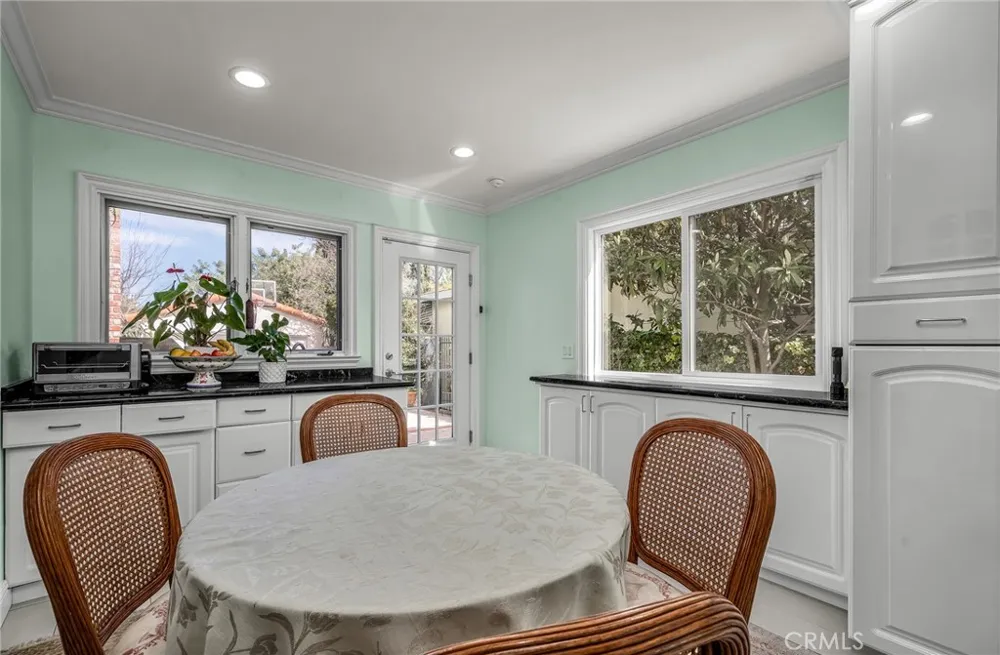 18423 Linnet Tarzana, CA 91356